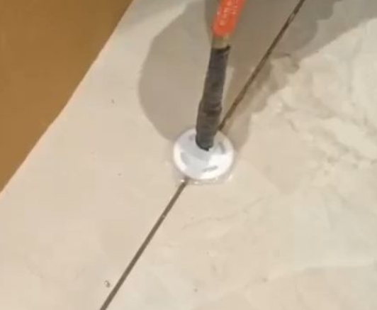 崇州瓷砖空鼓维修公司专业解答瓷砖在铺贴过程中，如果没有涂抹均匀到位的粘结材料（如水泥砂浆或瓷砖胶），可能会导致以下问题