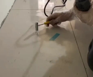 崇州瓷砖开裂维修公司专业分享瓷砖在铺贴前如果没有沥干水分，将会导致以下问题